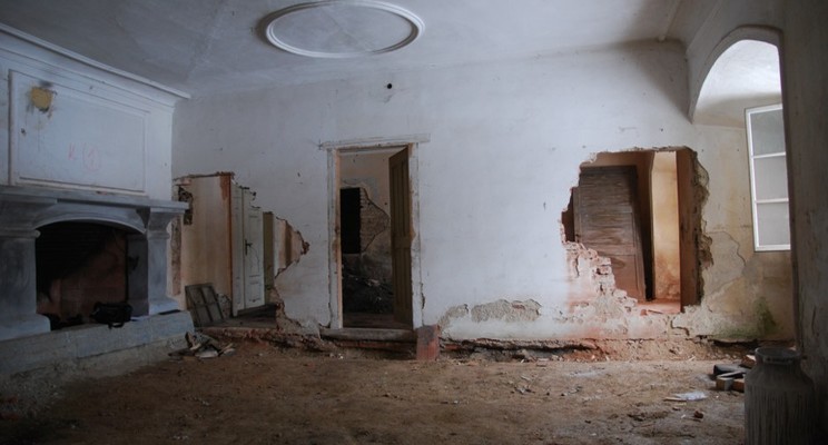 Krbová místnost s příčkou postavenou pravděpodobně za minulého režimu. Fotografie okolo 2012.