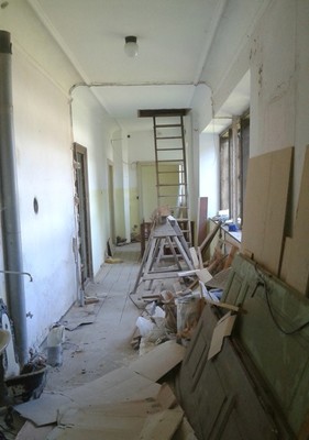 Chodba v klasicistním křídle v září 2016