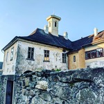 Zámek Nemilkov, Penzion Nemílek Nemilkov, Hospůdka Na Kovárně Velhartice
\n
\nToulky Pošumavím - Velhartice a Nemilkov  
\n
\nNatočila Televize FilmPro